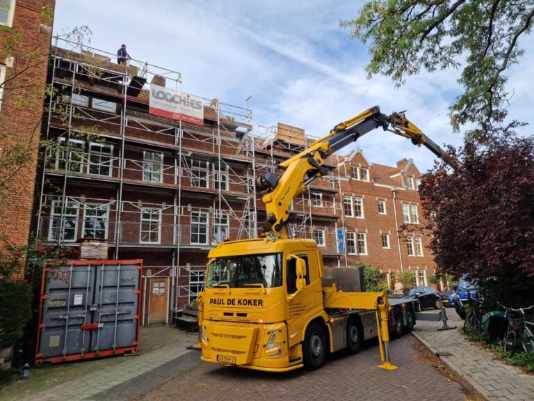 Zandstenen daklijsten kers op de taart woningen Linnaeushof
