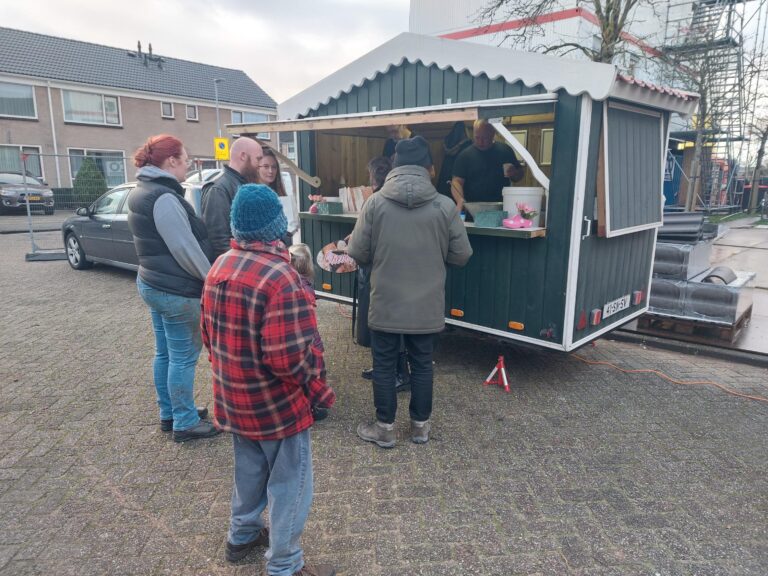 Bewoners en omwonenden genieten van oliebollentraktatie