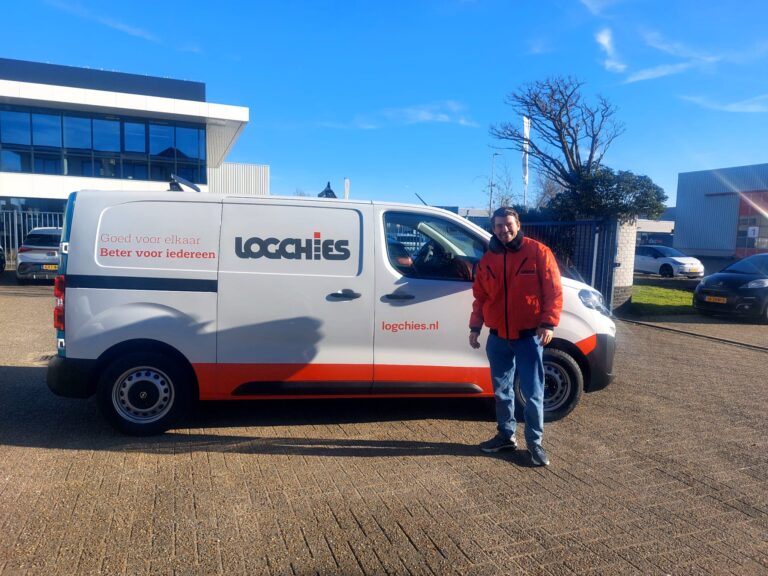 Eerste elektrische bus in vernieuwde huisstijl